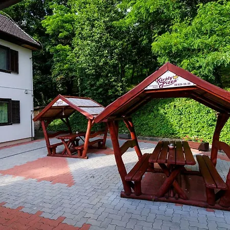 Couette-café Tulipangarden Panzio Eger